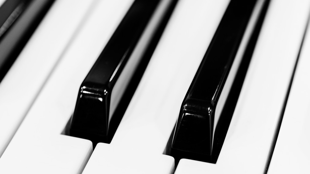 鋼琴鍵為何選擇高光黑ABS材料？揭秘其背后的性能優勢
